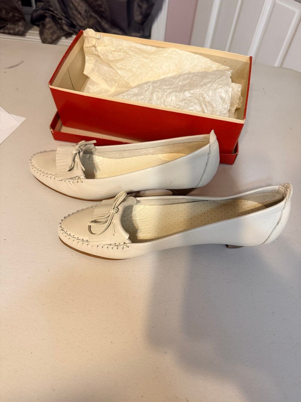 Dexter Women's vintage white leather slip-on loafers size 9 N